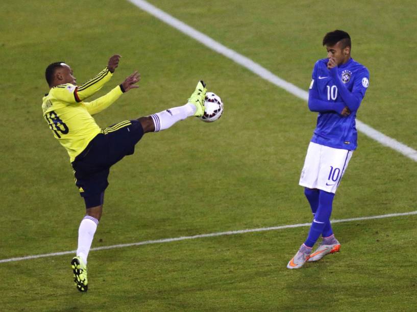 O colombiano Zuñiga disputa jogada com Neymar