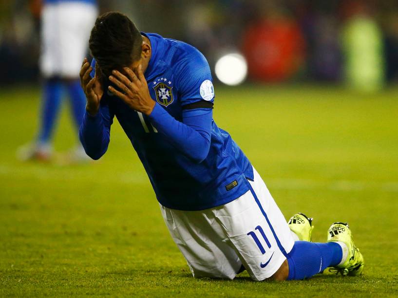 O atacante brasileiro Roberto Firmino lamenta chance perdida na partida contra a Colômbia