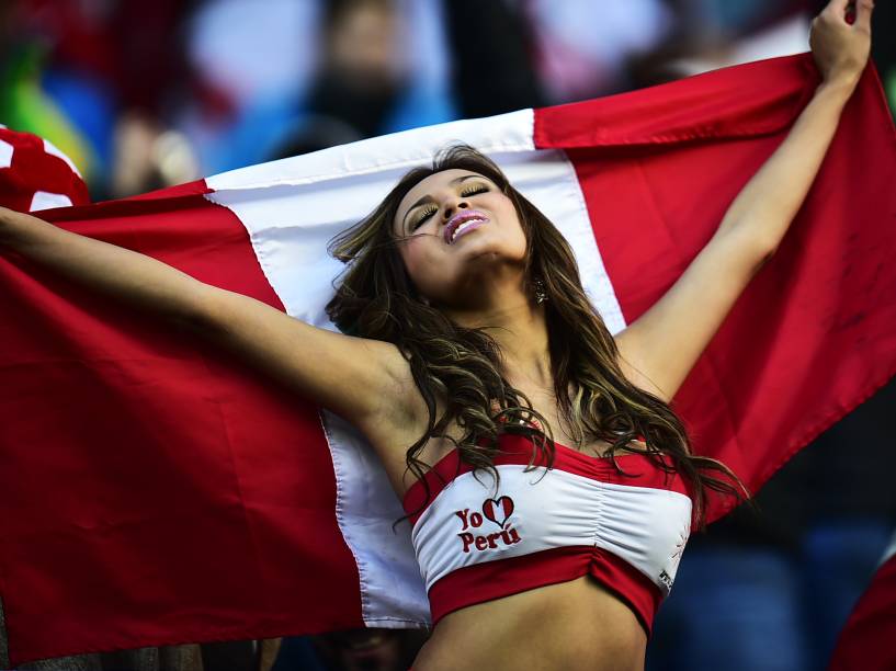 Musa peruana faz a festa durante a partida contra o Brasil nas arquibancadas do estádio Municipal German Becker, em Temuco, no Chile