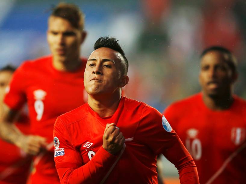 Christian Cueva do Peru comemora o primeiro gol na partida contra o Brasil