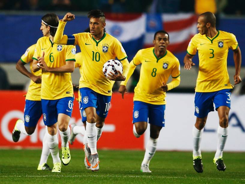 Neymar carrega a bola após marcar o primeiro gol do Brasil na partida contra o Peru em Temuco, no Chile