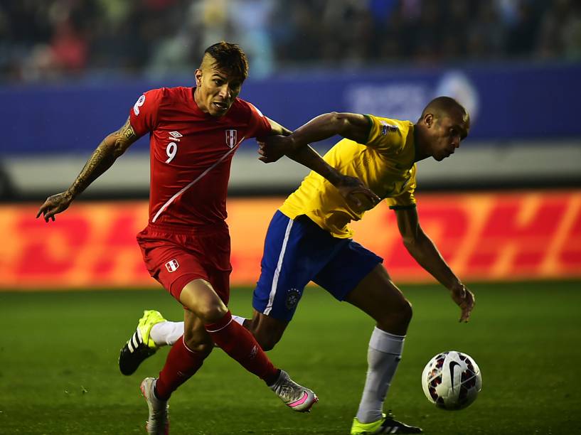 O atacante peruano Paolo Guerrero disputa jogada com zagueiro Miranda do Brasil