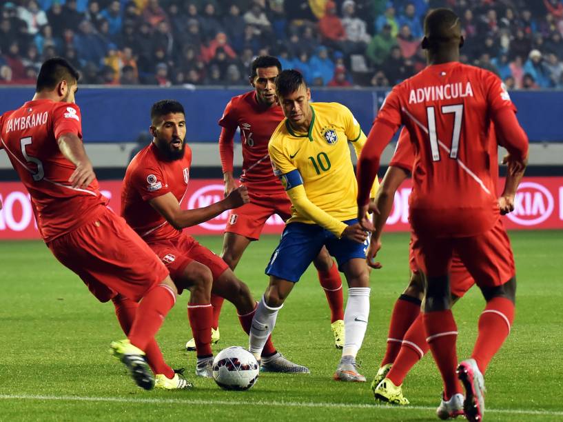 Neymar tenta passar pela marcação da defesa peruana