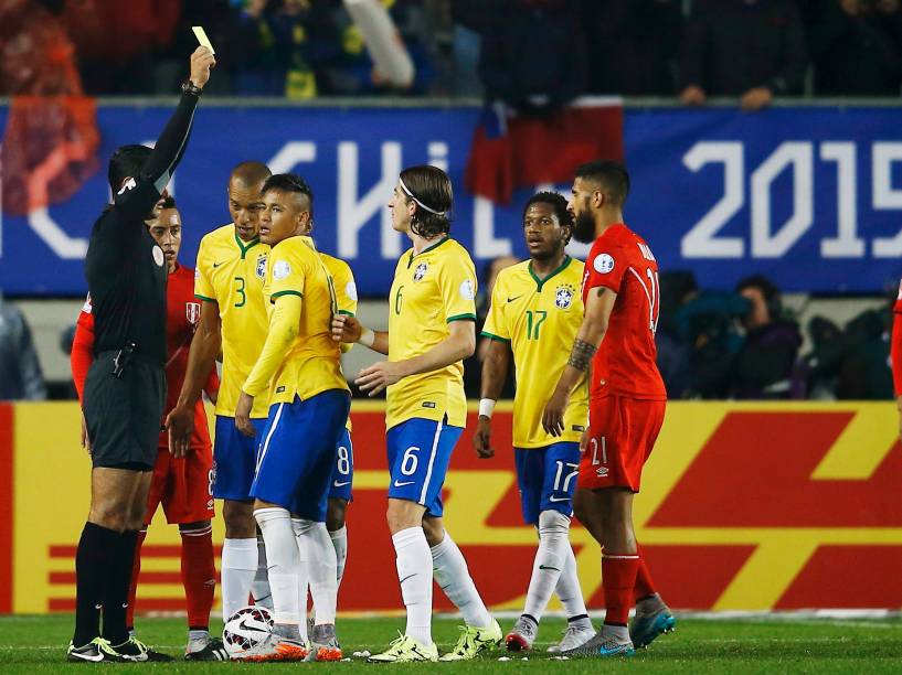 Neymar recebe cartão amarelo após retirar a espuma que delimitava o local de uma falta