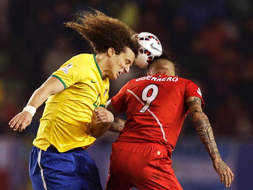 O zagueiro da seleção brasileira David Luiz disputa jogada pelo alto com o atacante peruano Paolo Guerrero