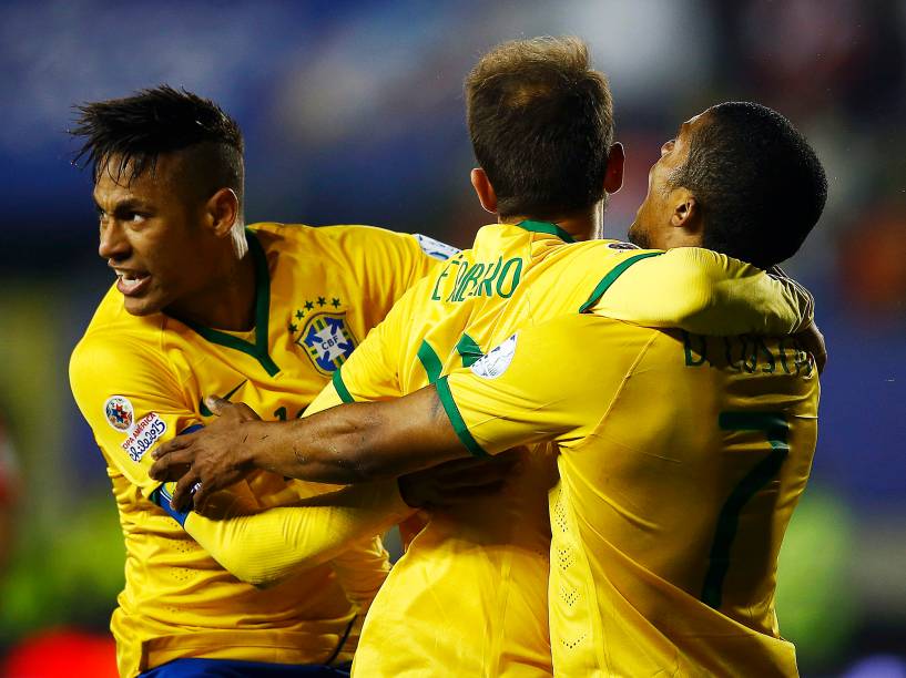 Neymar, Éverto Ribeiro e o autor do gol da vitória Douglas Costa, comemoram o triunfo sobre o Peru na estreia da seleção brasileira na Copa América
