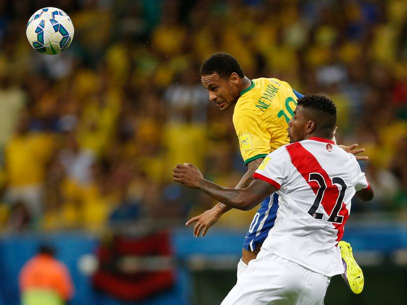 Neymar do Brasil disputa jogada com Carlos Ascues do Peru