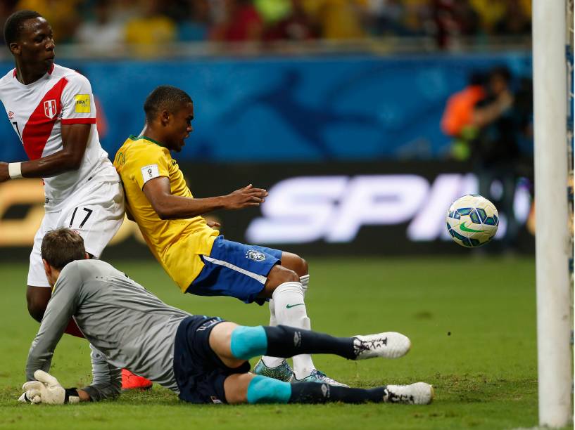 Douglas Costa passa por Luis Advincula e pelo goleiro Diego Penny do Peru para marcar o primeiro gol do Brasil