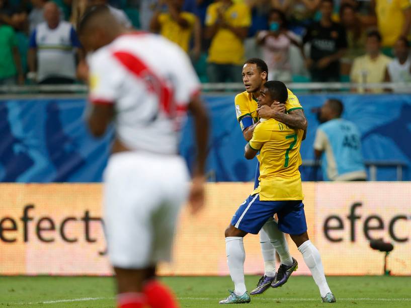 Neymar e Douglas Costa comemoram o gol que abriu o placar na partida contra o Peru na Arena Fonte Nova, em Salvador