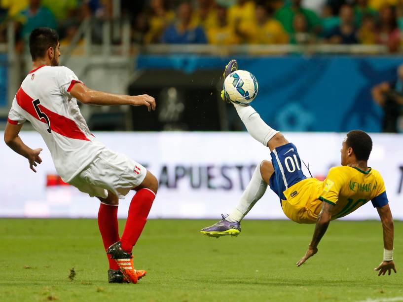 Neymar do Brasil arrisca uma meia bicicleta na partida contra o Peru na Arena Fonte Nova, em Salvador