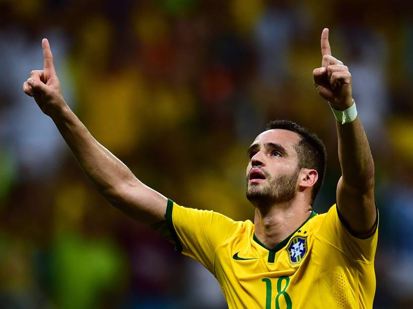 O meia Renato Augusto anota o segundo gol da seleção brasileira na vitória sobre o Peru na Arena Fonte Nova, em Salvador