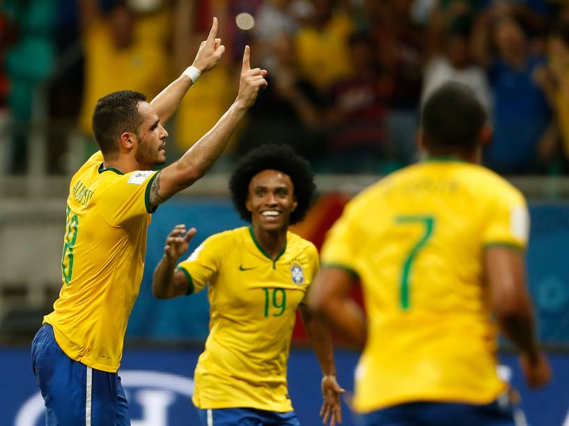 O meia Renato Augusto anota o segundo gol da seleção brasileira na vitória sobre o Peru na Arena Fonte Nova, em Salvador