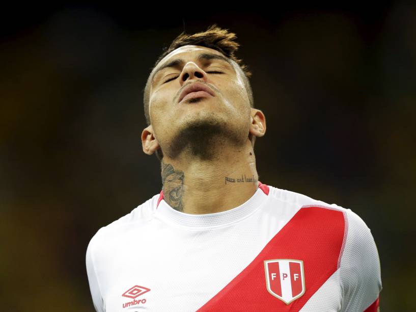 O atacante peruano Paolo Guerrero lamenta chance perdida na partida contra o Brasil