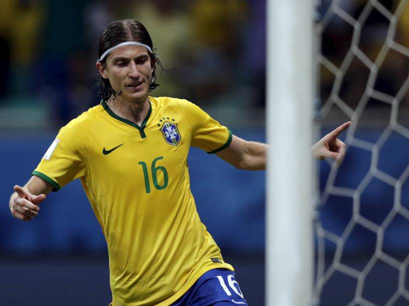 O lateral Filipe Luís comemora o terceiro gol na vitória sobre o Peru