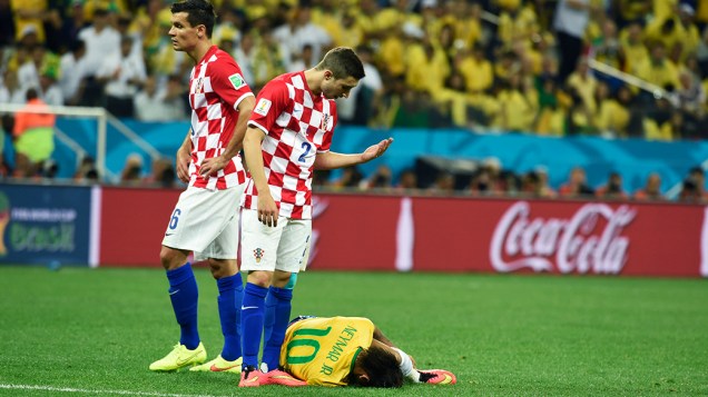 Jogador da Croácia manda Neymar levantar após lance no jogo de estreia da Copa do Mundo no Itaquerão, em São Paulo