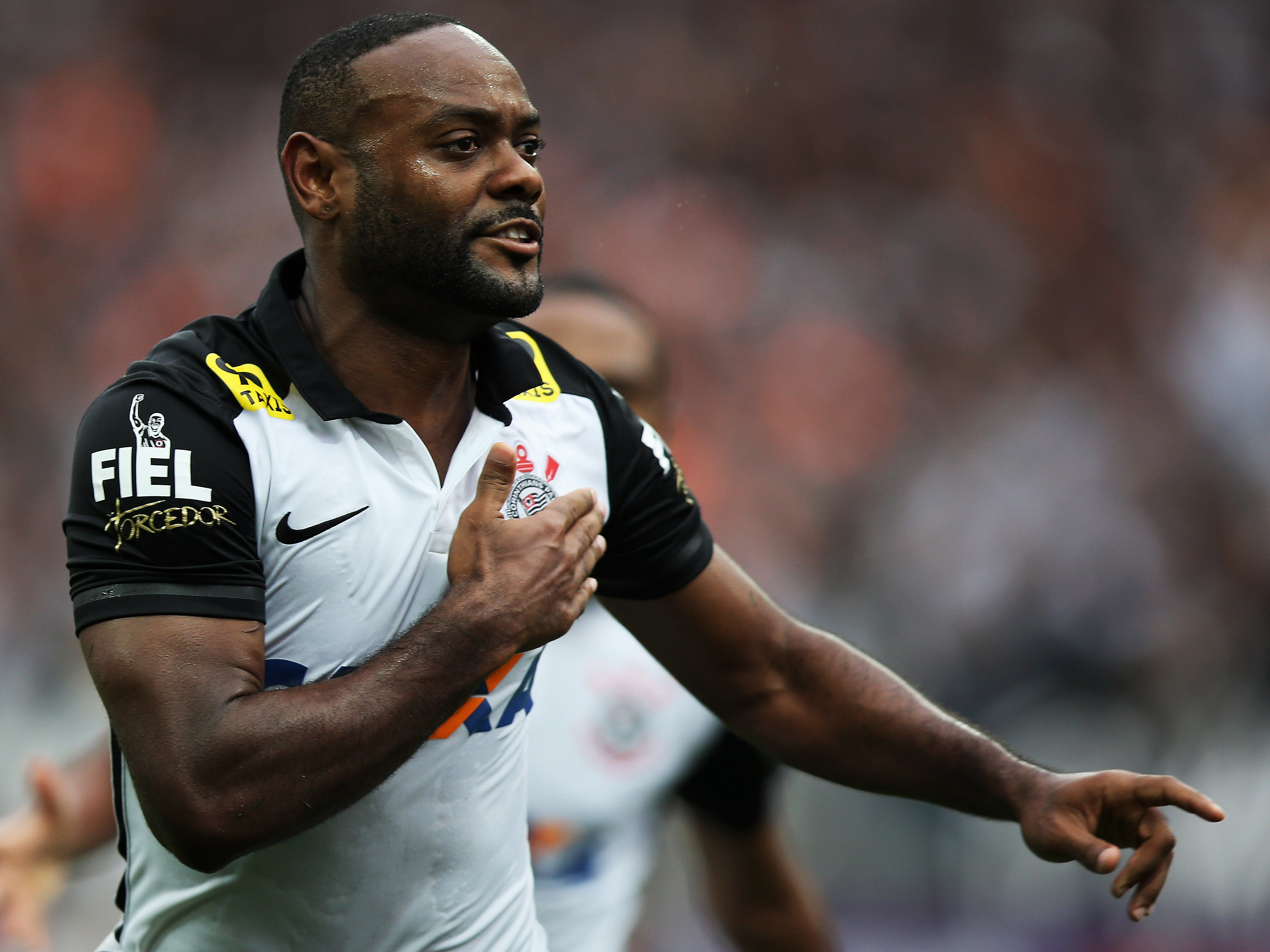 Vágner Love comemora o go da vitória do Corinthians sobre o Flamengo, em partida válida pela 32ª rodada do Campeonato Brasileiro 2015