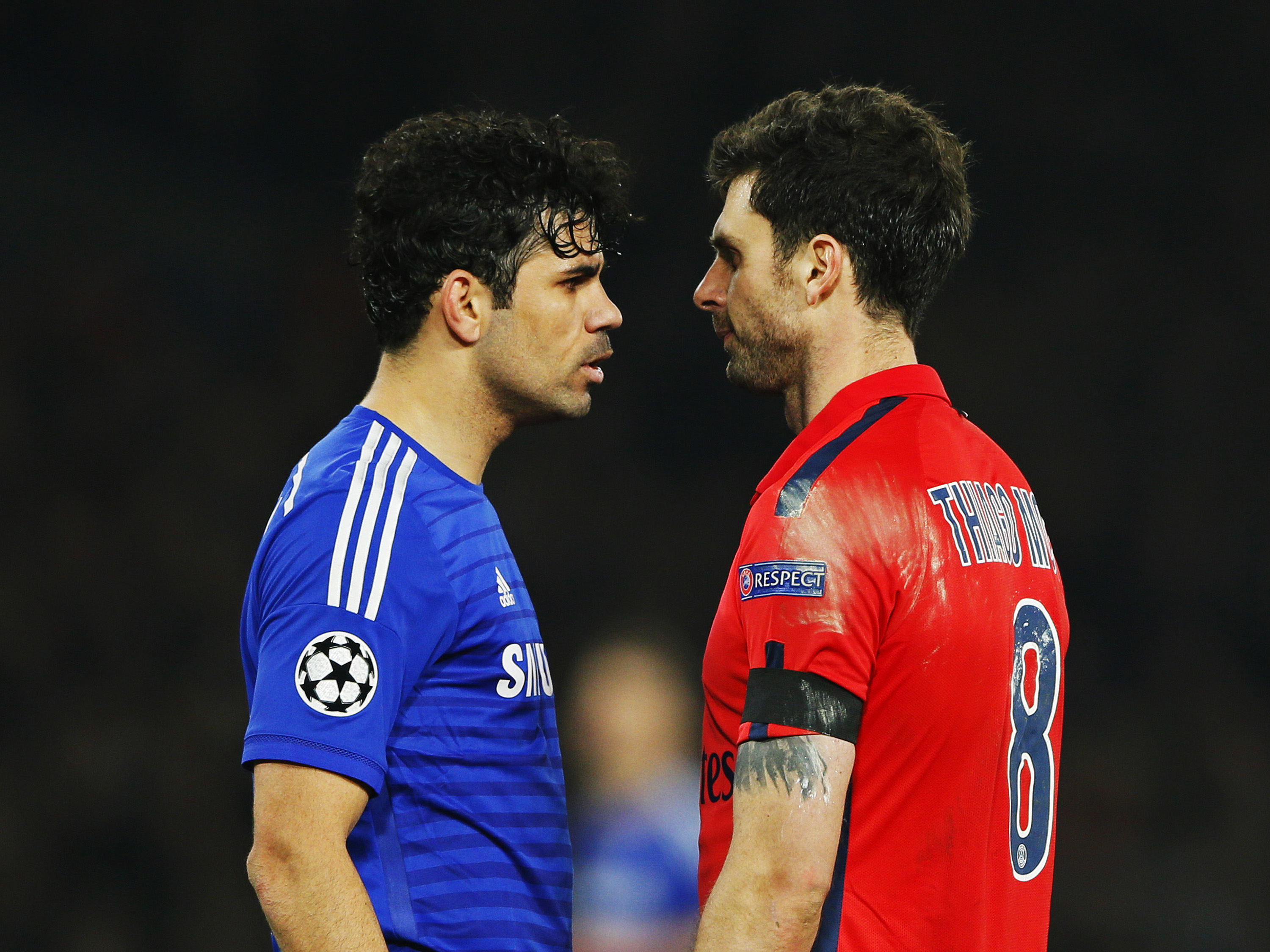 Diego Costa do Chelsea e Thiago Motta do PSG se encaram durante a partida