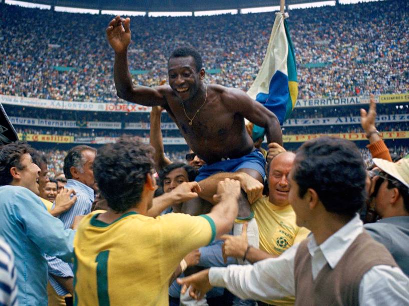 Pelé é carregado nos ombros após a final da Copa do Mundo contra a Itália, vitória por 4 a 1 e tri-campeonato mundial, na Cidade do México Estadio Azteca - 21/06/1970