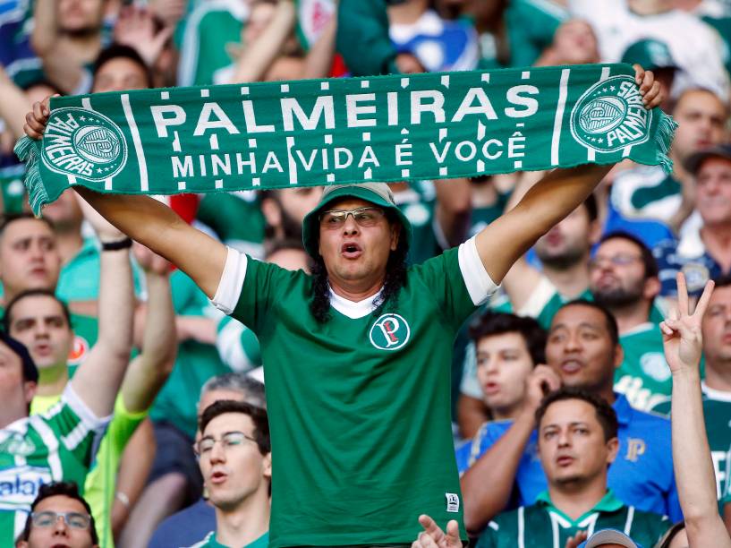 Torcida do Palmeiras faz a festa na partida contra o Santos, válida pela 14ª rodada do Campeonato Brasileiro