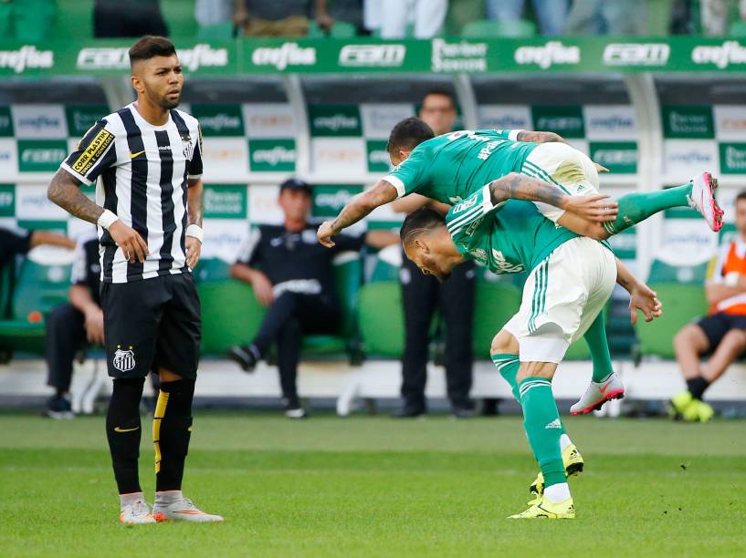 O atacante Gabriel do Santos observa a comemoração dos jogadores do Palmeiras, no momento do gol de Leandro Pereira