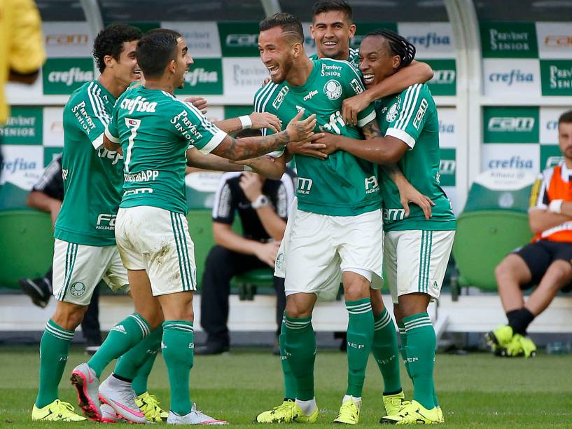 Jogadores do Palmeiras comemoram o gol de Leandro Pereira na vitória sobre o Santos