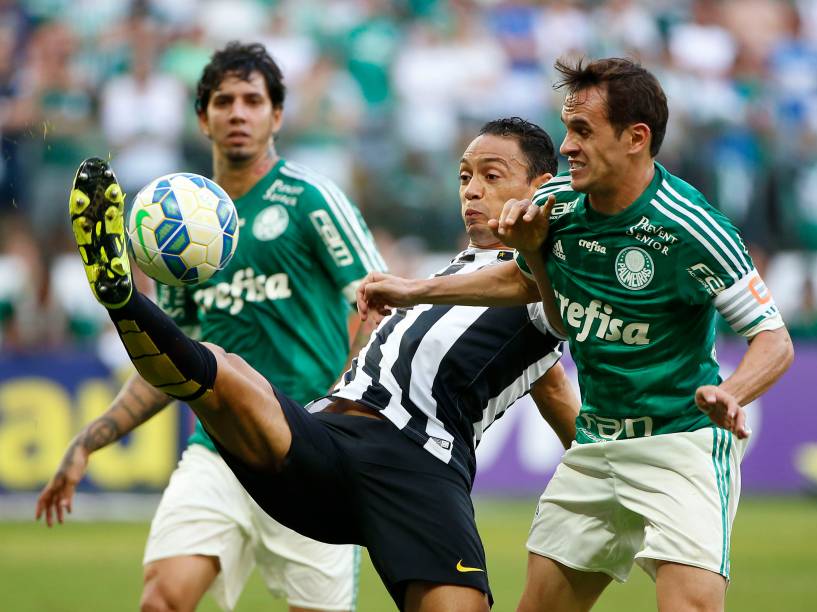 O atacante Ricardo Oliveira do Santos disputa jogada com a zaga do Palmeiras