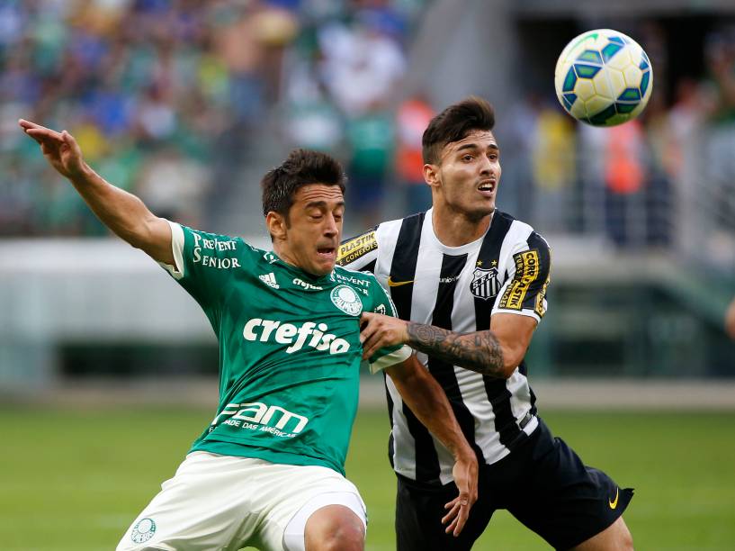 O meia Robinho do Palmeiras divide jogada com o lateral Zeca do Santos