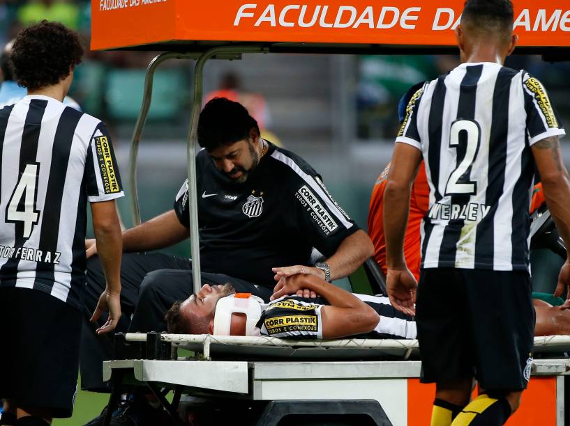 Após choque com o atacante Leandro Pereira do Palmeiras, o volante Thiago Maia, do Santos, caiu desacordado e foi retirado de campo com um colete cervical