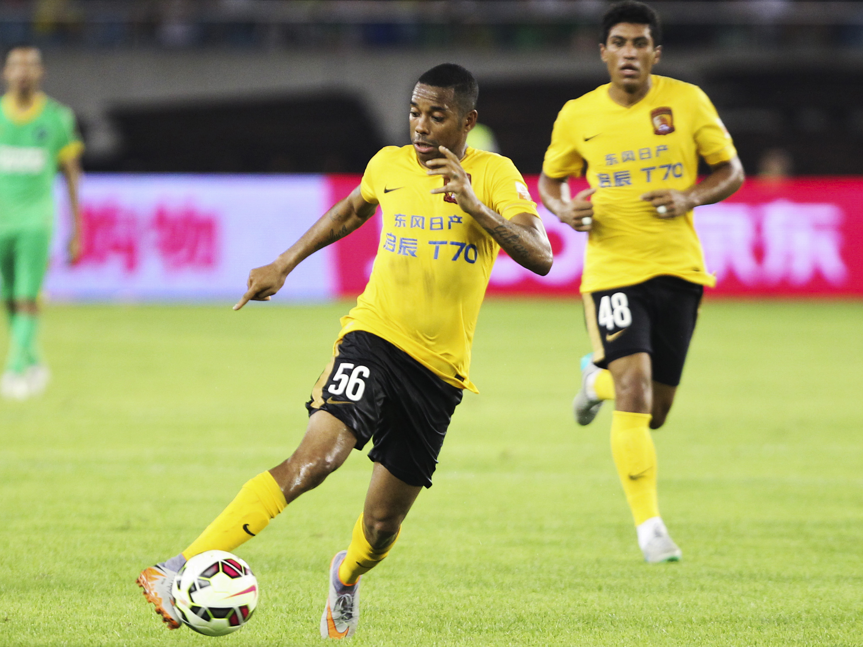 Robinho atuando pelo Guangzhou Evergrande, da China