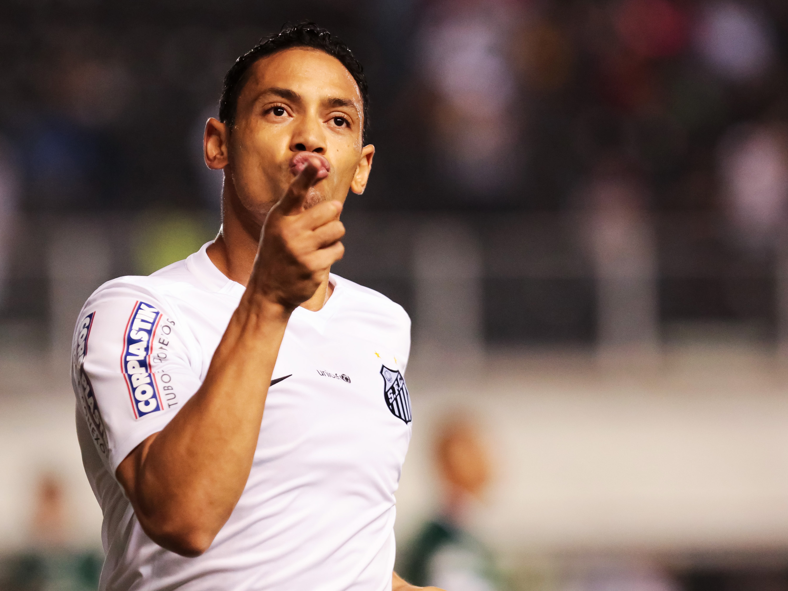 O atacante Ricardo Oliveira do Santos comemora seu gol na vitória sobre a Chapecoense, em partida válida pela 22ª rodada do Campeonato Brasileiro