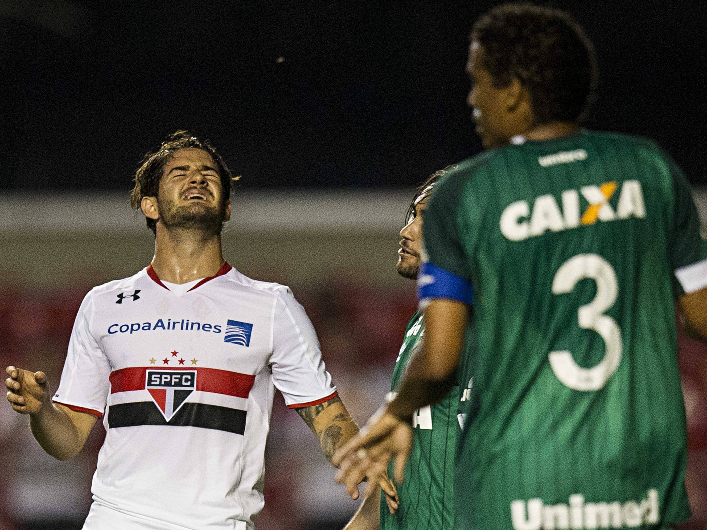 O atacante Alexandre Pato do São Paulo lamenta chance perdida na partida contra a Chapecoense no Morumbi, válida pela 26ª rodada do Campeonato Brasileiro