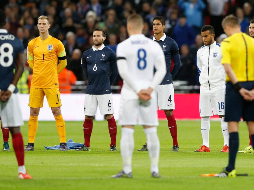 Jogadores de Inglaterra e França fazem um minuto de silêncio em homenagem às vítimas dos atentados terroristas da última sexta-feira (13) em Paris, antes de amistoso em Londres - 17/11/2015
