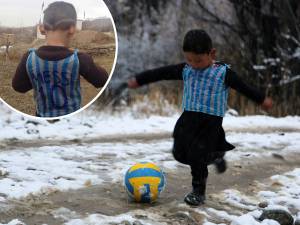 Murtaza Ahmadi, 5, joga futebol no distrito de Jaghori da província de Ghazni no Afeganistão. O menino se tornou uma estrela na internet depois de ser fotografado vestindo uma camisa de futebol do craque argentino Lionel Messi feita de saco de plástico