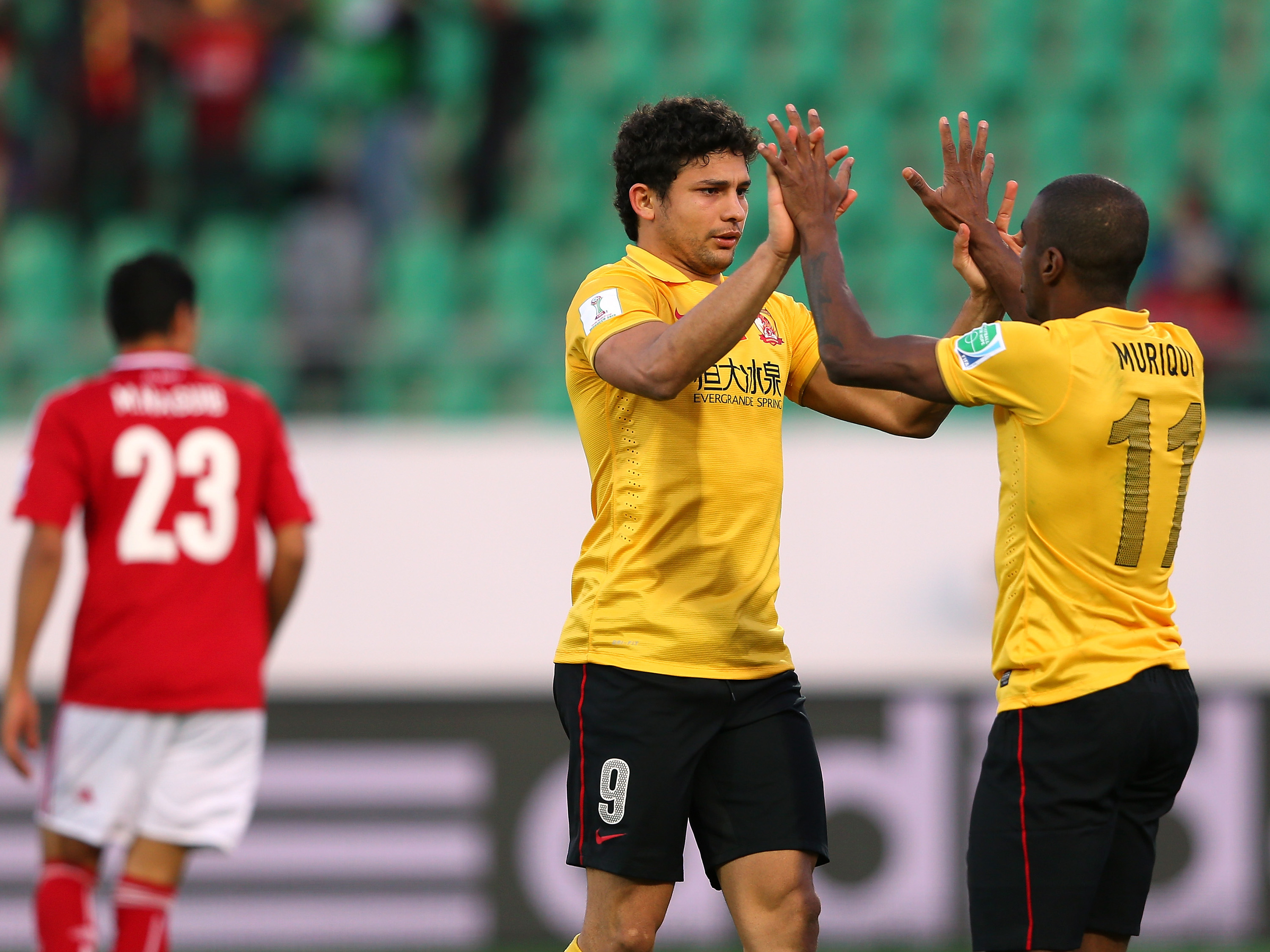 Os brasileiros Muriqui e Elkeson atuando pelo Guangzhou Evergrande durante a Liga dos Campeões da Ásia em 2013