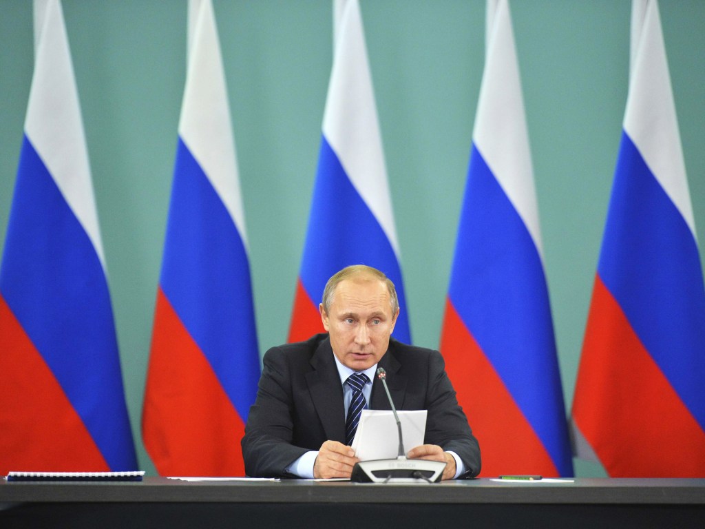 O presidente Vladimir Putin durante reunião dedicada à preparação de atletas russos para as Olimpíadas de 2016 no Brasil, em Sochi, Rússia