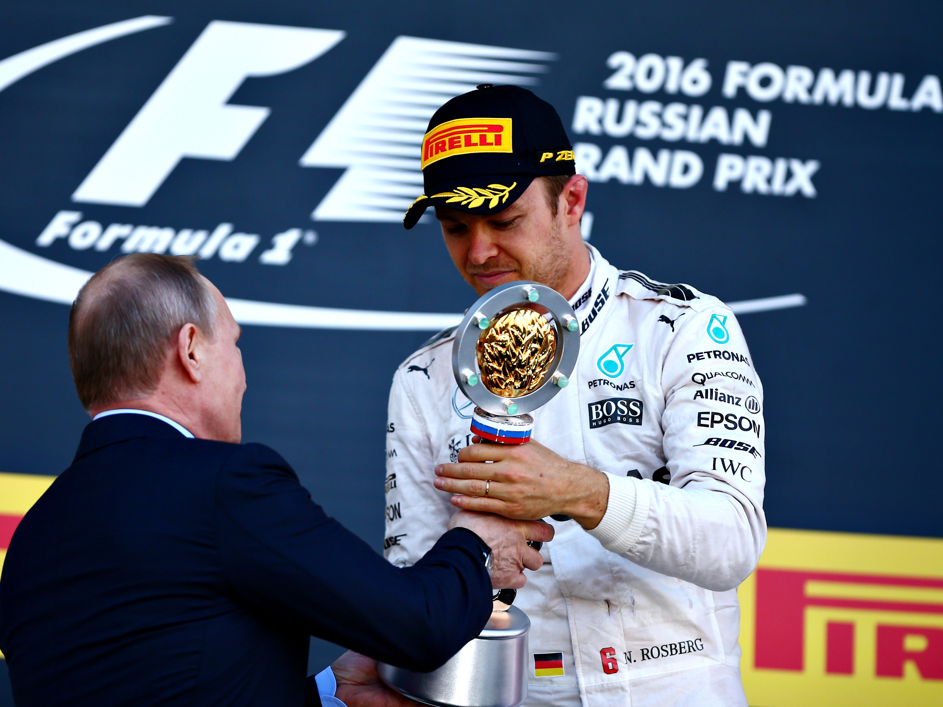 Putin entrega troféu de vencedor a Nico Rosberg