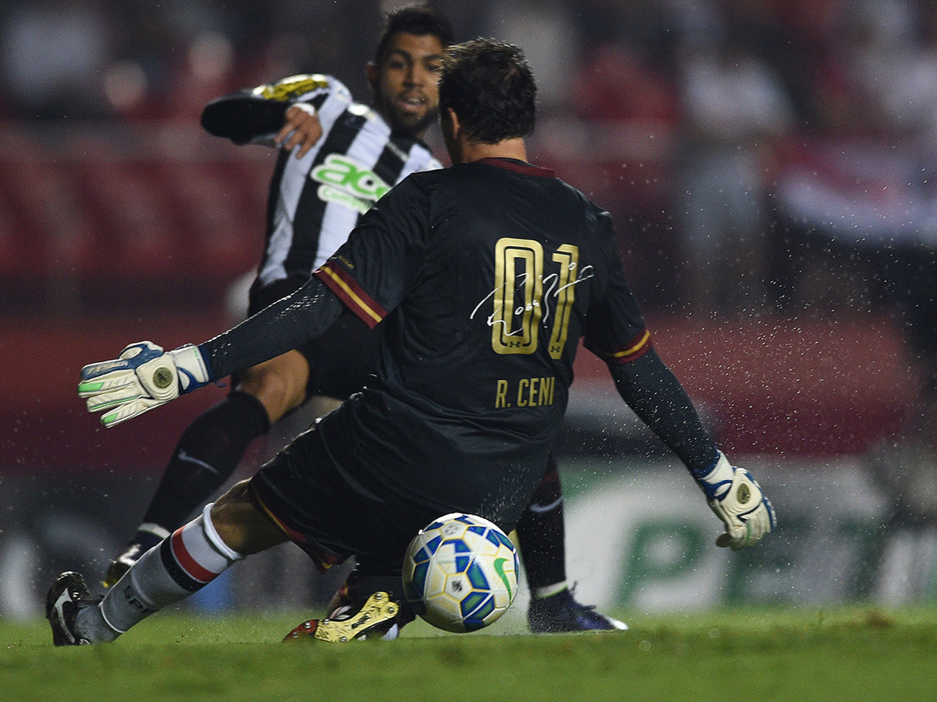 O atacante santista Gabriel toca na saída de Rogério Ceni para marcar na partida contra o São Paulo no estádio do Morumbi, em partida válida pela ida das semifinais da Copa do Brasil