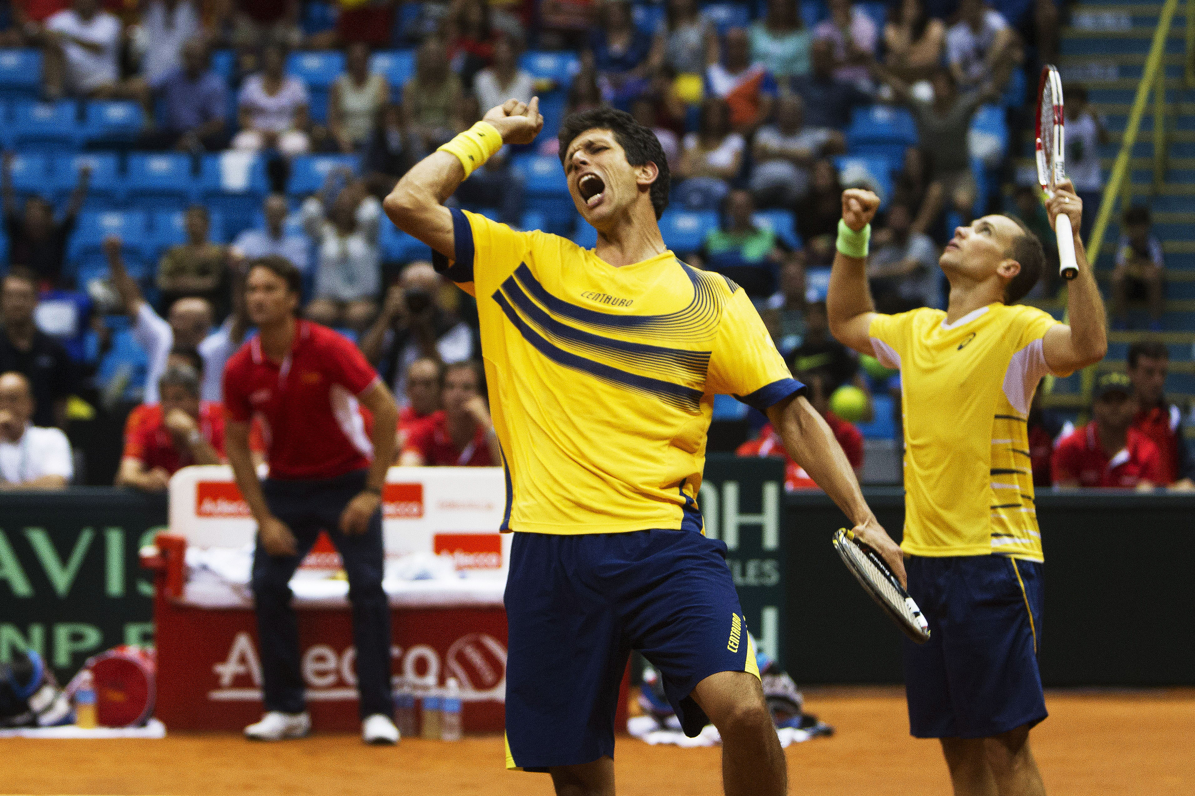 Os brasileiros Marcelo Melo (à esq.) e Bruno Soares, durante partida da Davis
