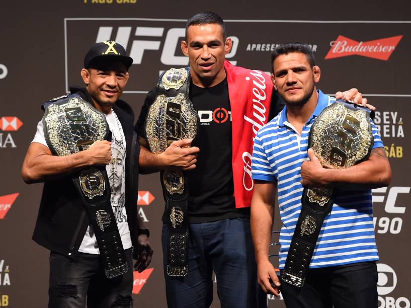 Os campeões do UFC José Aldo, Fabrício Werdum e Rafael dos Anjos posam com os cinturões, durante a pesagem do UFC 190 - 31/07/2015