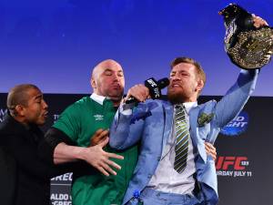 Conor McGregor toma o cinturão de José Aldo durante evento do UFC na Irlanda