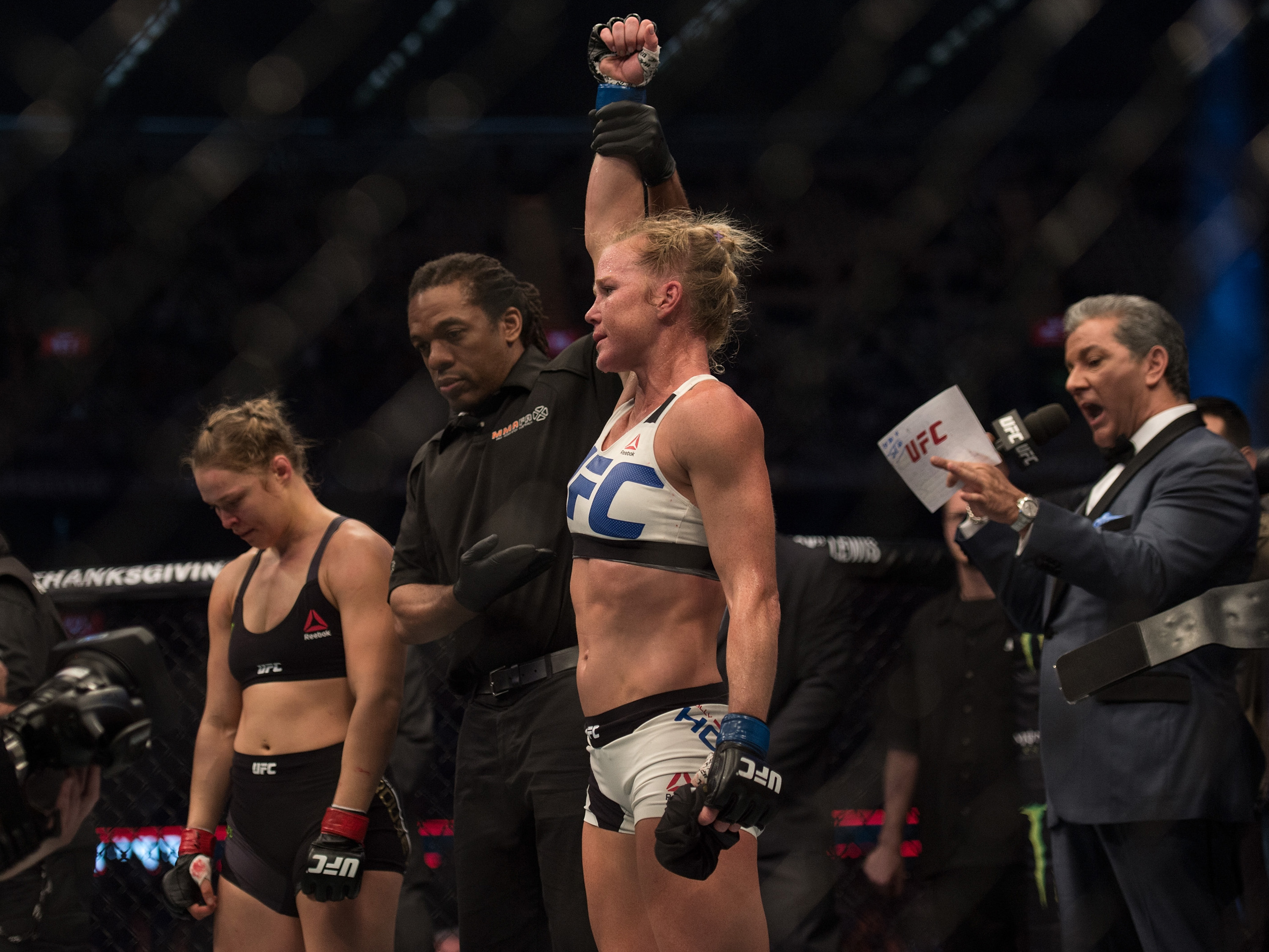 A americana Holly Holm (de branco) vence a compatriota Ronda Rousey e conquista o cinturão na categoria galo no UFC 193 em Melbourne, na Austrália