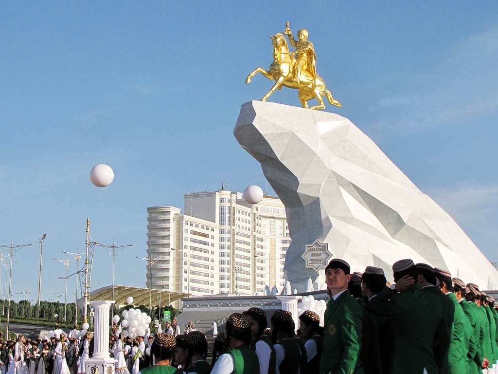 Em Ashgabat, Turcomenistão, pessoas se reúnem para a inauguração da estátua do presidente Gurbanguly Berdymukhamedov