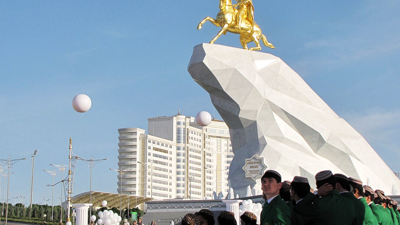 Em Ashgabat, Turcomenistão, pessoas se reúnem para a inauguração da estátua do presidente Gurbanguly Berdymukhamedov