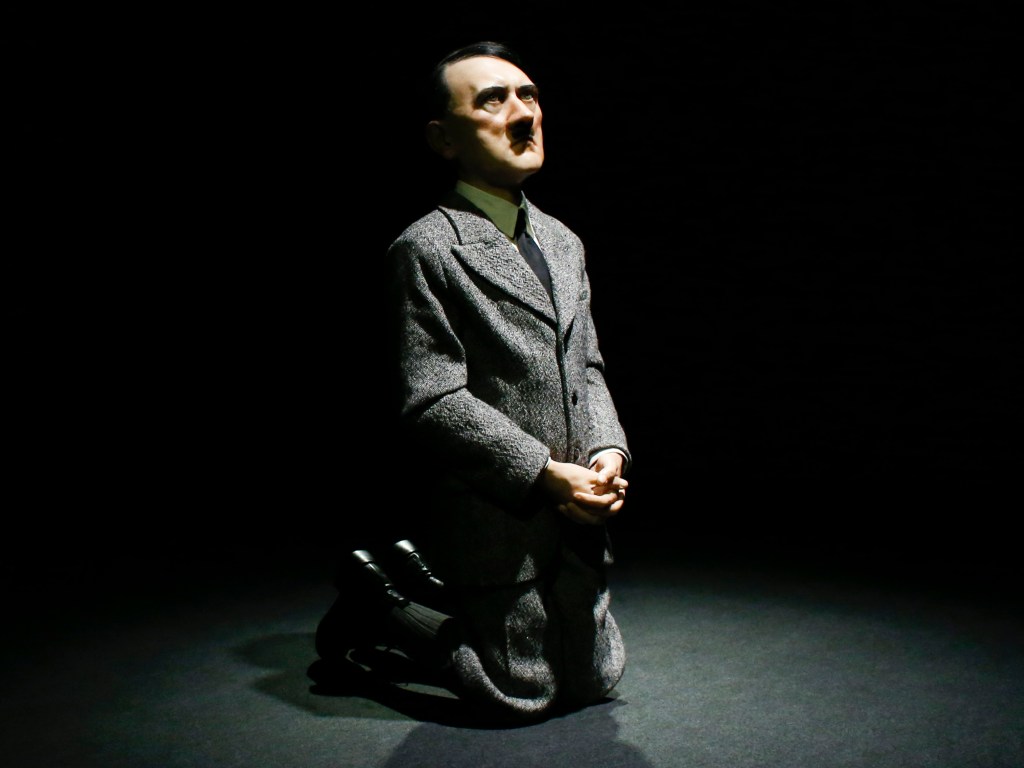 Estátua de Adolf Hitler feita pelo artista Maurizio Cattelan