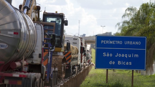 Caminhoneiros em protesto interditam a Rodovia Fernão Dias (BR 381), na altura da cidade de São Joaquim de Bicas (MG), sentindo São Paulo