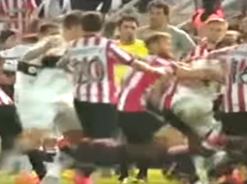 Jogadores de Estudiantes e Gimnasia La Plata trocam socos e pontapés ao final da partida