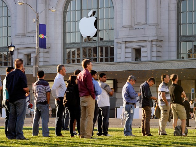 Pessoas formam fila na entrada do auditório onde acontece o evento da Apple em São Francisco, Califórnia, na expectativa pelos anúncios que serão feitos pela empresa