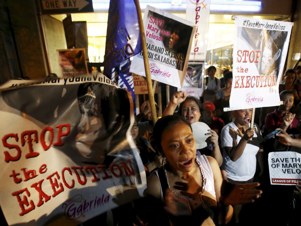 Ativistas protestam contra execuções na Indonésia, nesta terça-feira (28). Apesar dos apelos, o brasileiro Rodrigo Gularte foi fuzilado. No Brasil, indonésias presas por tráfico cumprem pena e são expulsas