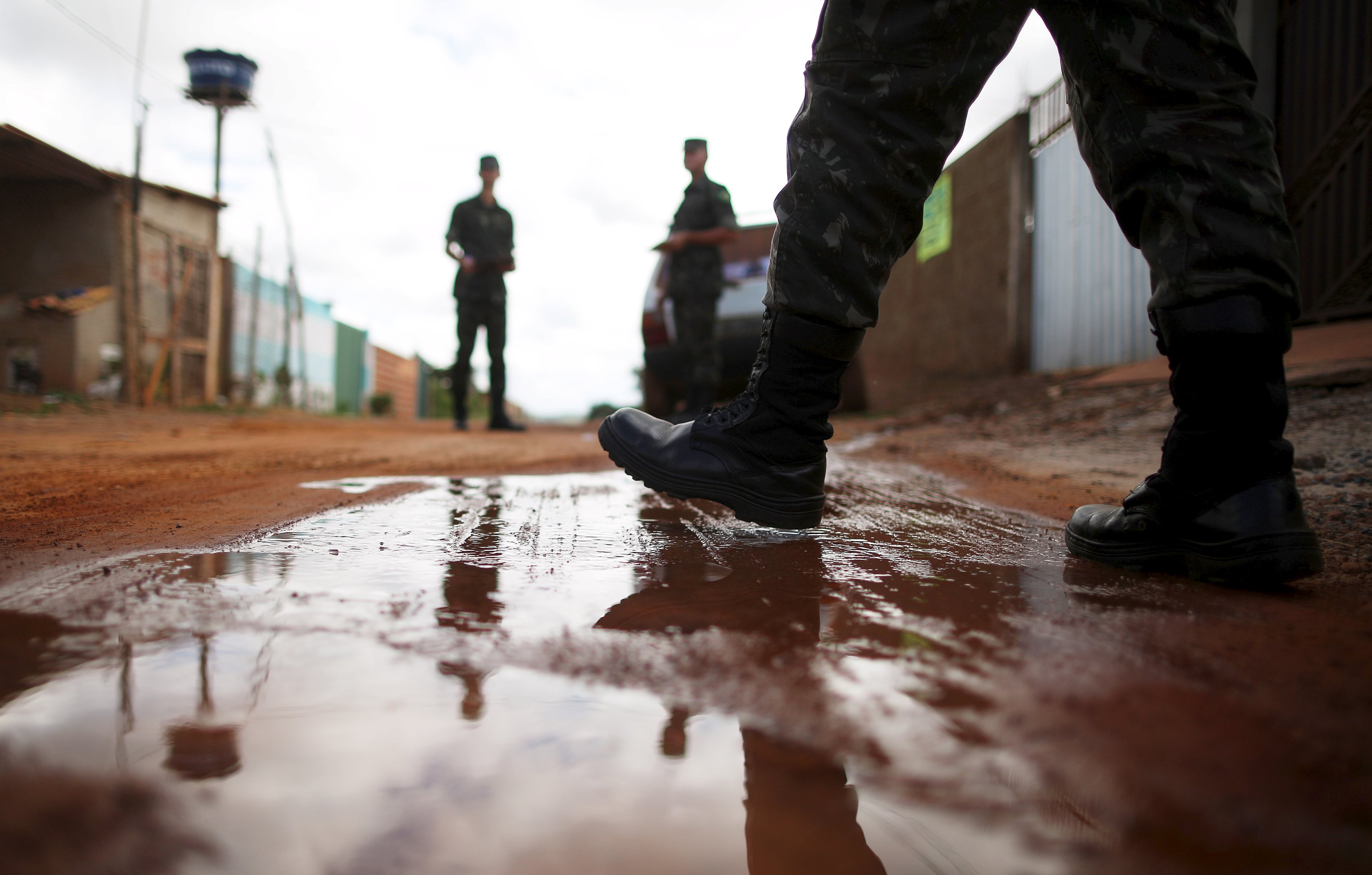 Militares do Exército fazem mutirão durante campanha nacional contra a Dengue e o Zika Vírus, na região de São Sebastião em Brasília, DF