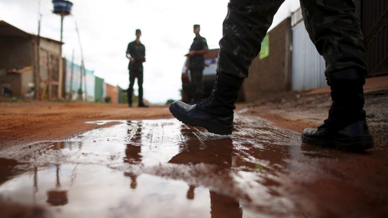 Militares do Exército fazem mutirão durante campanha nacional contra a Dengue e o Zika Vírus, na região de São Sebastião em Brasília, DF